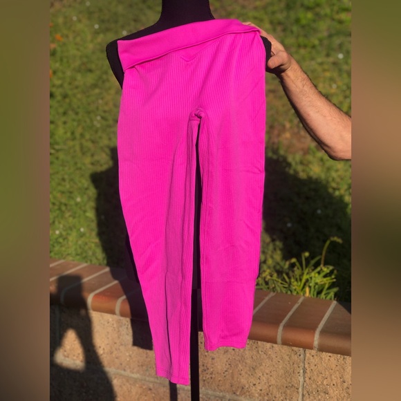 NWOT Victoria Secret Seamless Ribbed Leggings Size Medium Short - Picture 3 of 7